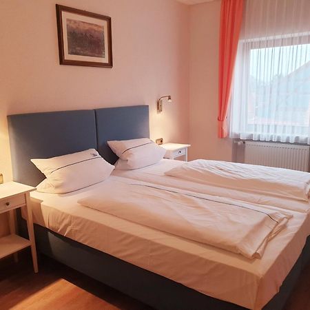 Hotel Gasthof Zum Schwan Steinsfeld Exterior foto